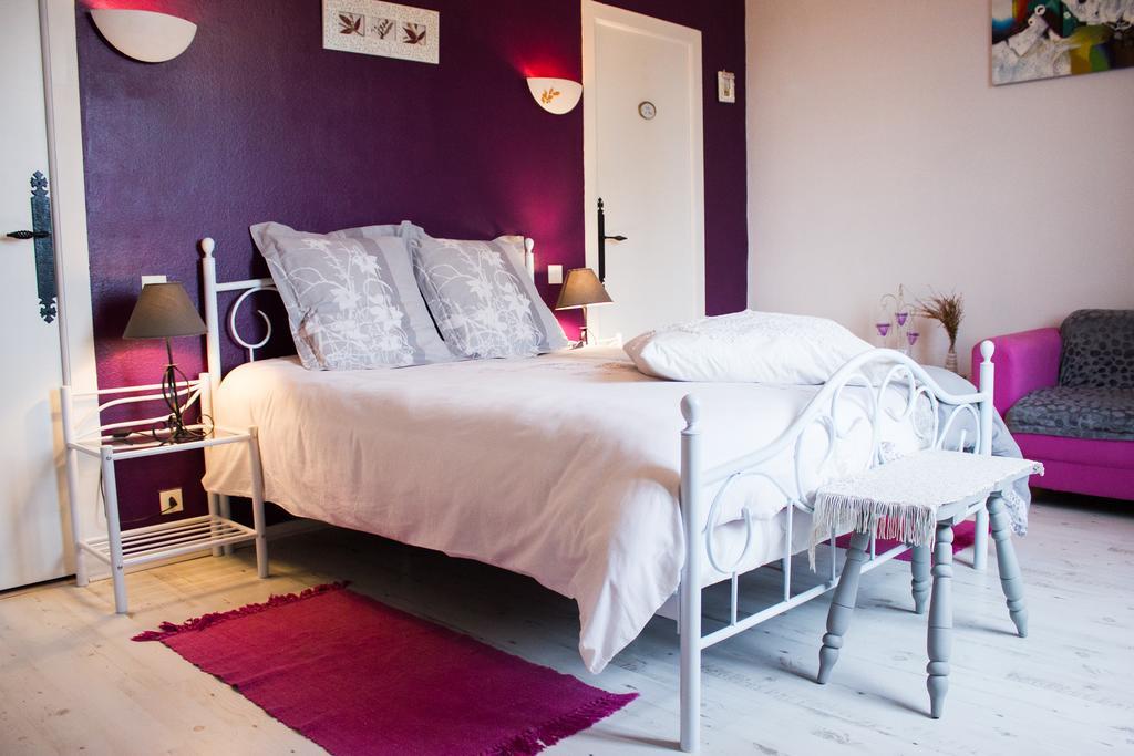 Aux Ronzieres Bed & Breakfast Pouilly-sous-Charlieu Rom bilde