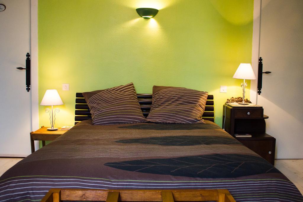 Aux Ronzieres Bed & Breakfast Pouilly-sous-Charlieu Rom bilde