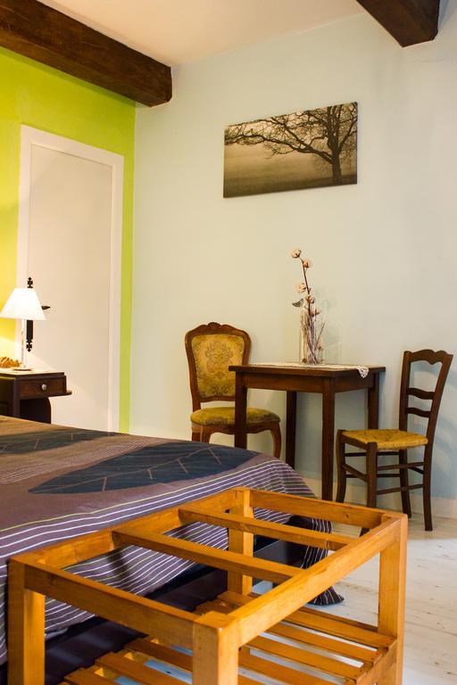 Aux Ronzieres Bed & Breakfast Pouilly-sous-Charlieu Rom bilde