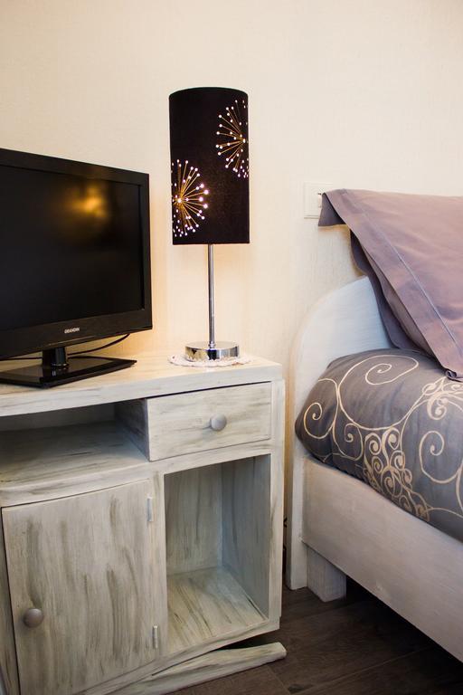 Aux Ronzieres Bed & Breakfast Pouilly-sous-Charlieu Rom bilde