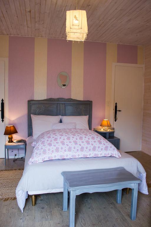 Aux Ronzieres Bed & Breakfast Pouilly-sous-Charlieu Rom bilde