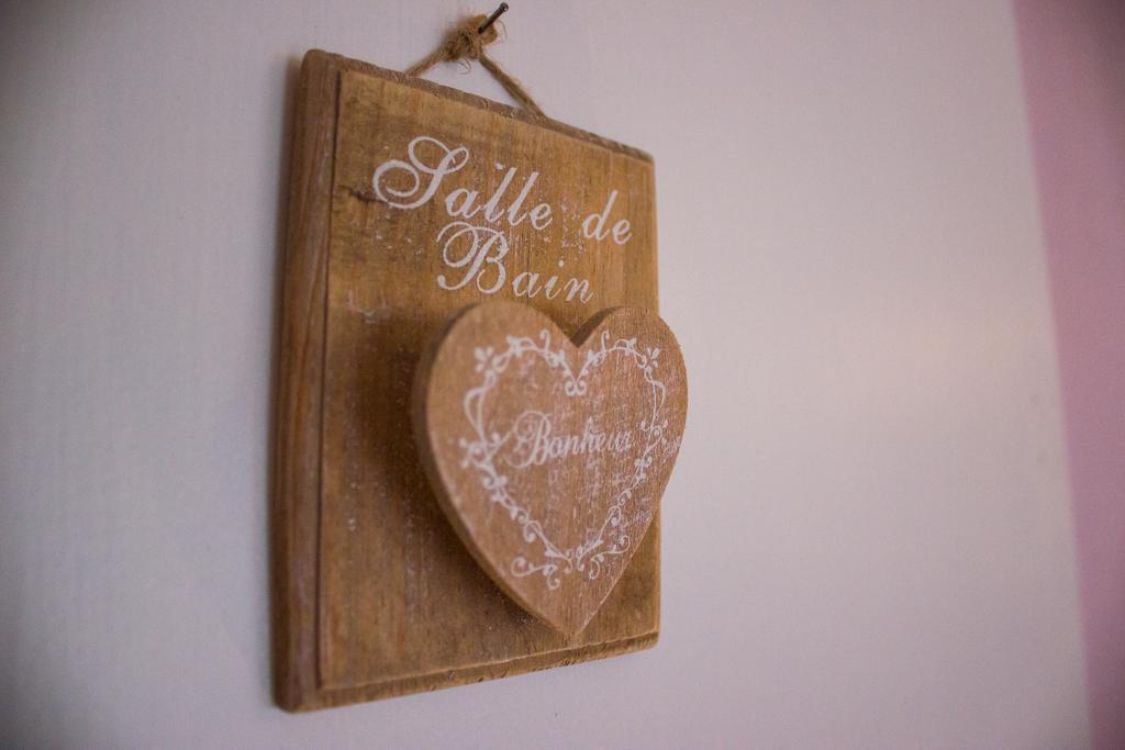 Aux Ronzieres Bed & Breakfast Pouilly-sous-Charlieu Rom bilde